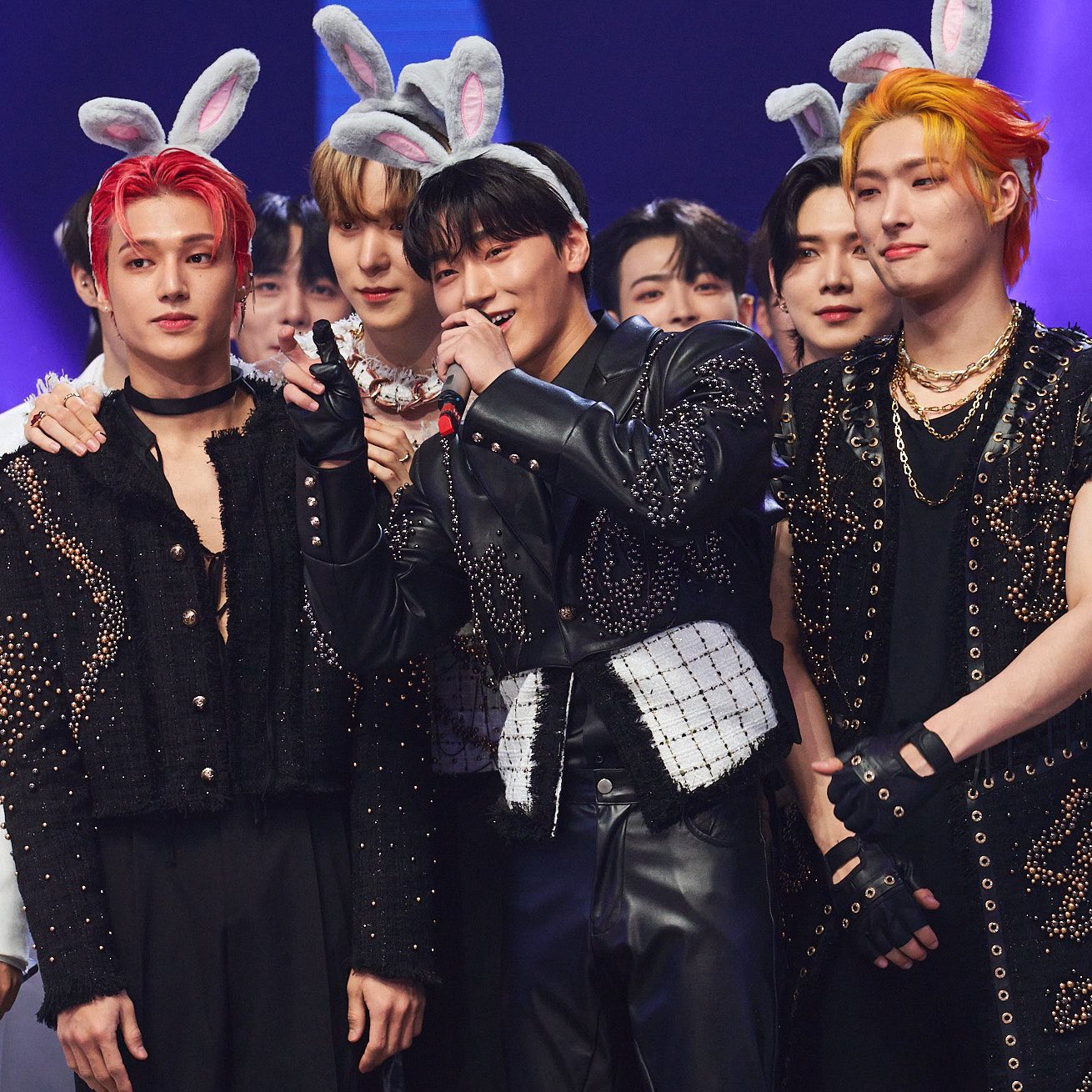 [잡담] 에이티즈 성화 항상 99즈에 껴서 노는 거 좋아하는데 어제 가요대제전 인터뷰때도 ㄹㅇ 끼고싶어보임ㅋㅋㅋㅋㅋㅋㅋㅋ | 인스티즈