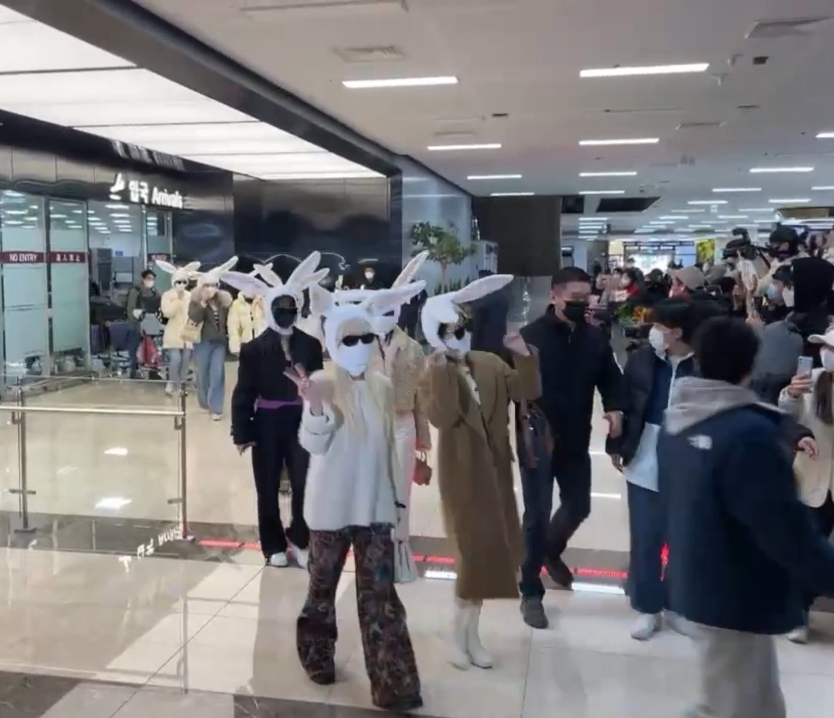 [잡담] 아 및 트와이스 23년 계묘년이라고 토끼 모자 쓰고 입국함ㅌㅋㅋㅋㅋㅋㅋㅋㅋㅋㅋㅋㅋ | 인스티즈