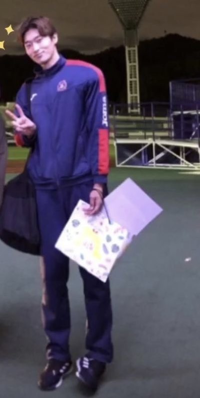 [잡담] 조규성 앉아있는데도 길쭉한 거 다 티나 ㄹㅇ | 인스티즈