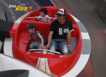 슛돌이 3기시절 디즈니랜드에 가서 유상철 감독님 옆에만 붙어 있는 이강인.gif | 인스티즈