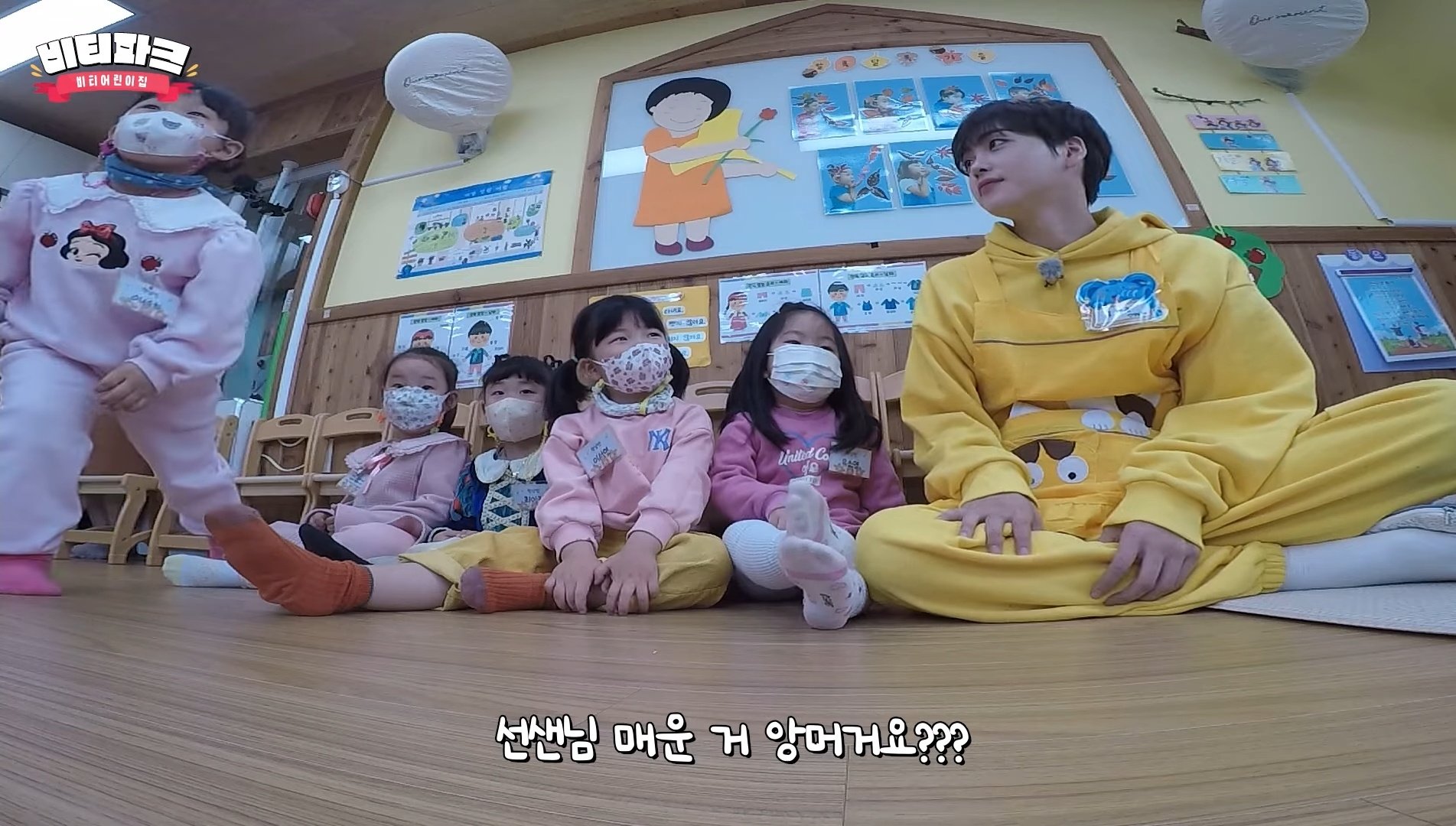 [잡담] 형준이 5살애기들이랑 같이 앉아있는거 개귀여워ㅜ | 인스티즈