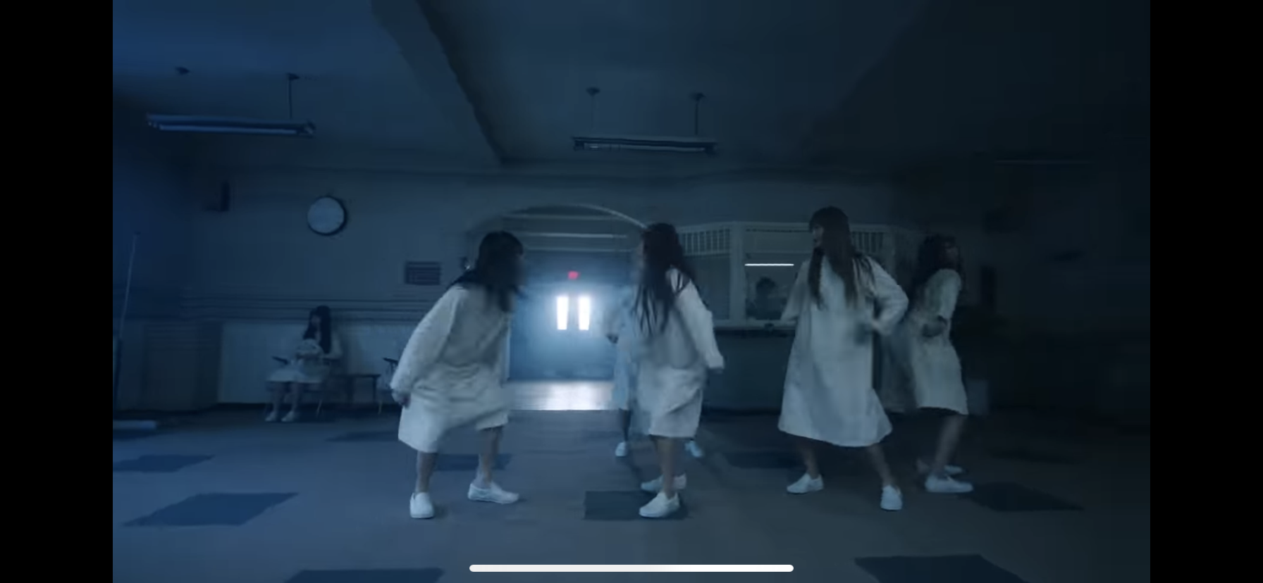 [잡담] 뉴진스 안무영상에 반희수 앉아있는데 무서웤ㅋㅋㅋ | 인스티즈