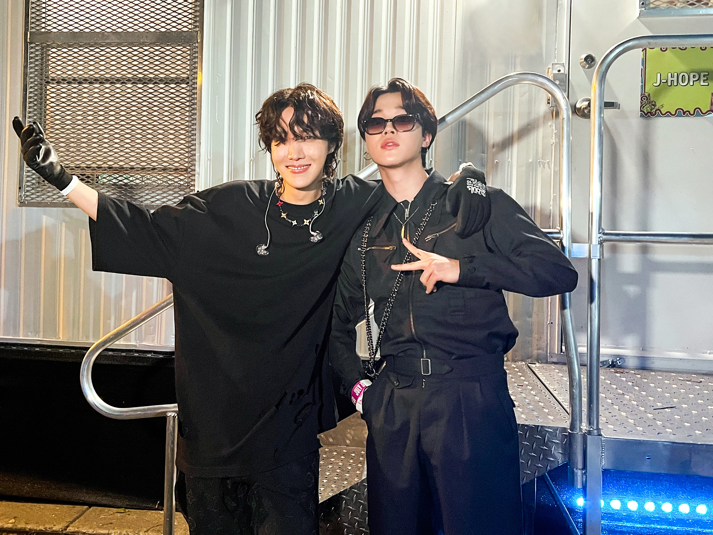[잡담] 방탄 지민 제이홉 첫 솔활 때 매니저처럼 다 따라다닌거 | 인스티즈