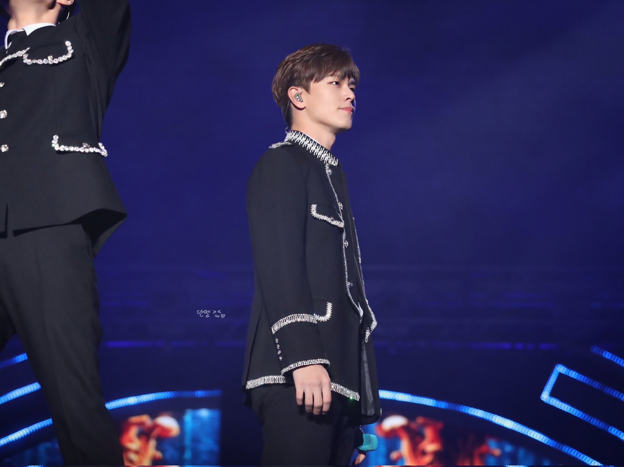 [잡담] 육성재 콘서트 고화질 뜨는거 다 너무 잘생겼다 | 인스티즈