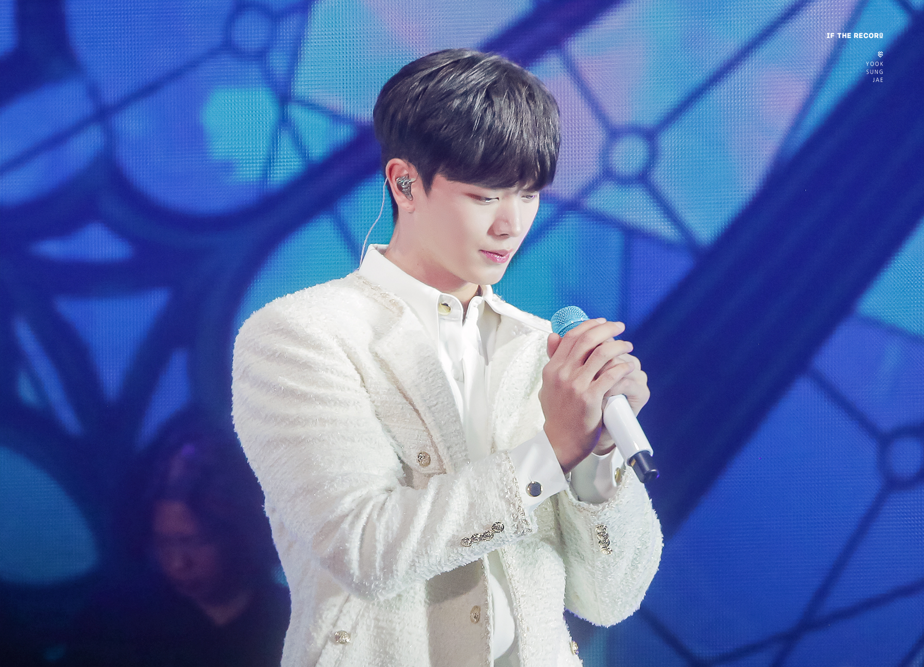 [잡담] 육성재 콘서트 고화질 뜨는거 다 너무 잘생겼다 | 인스티즈