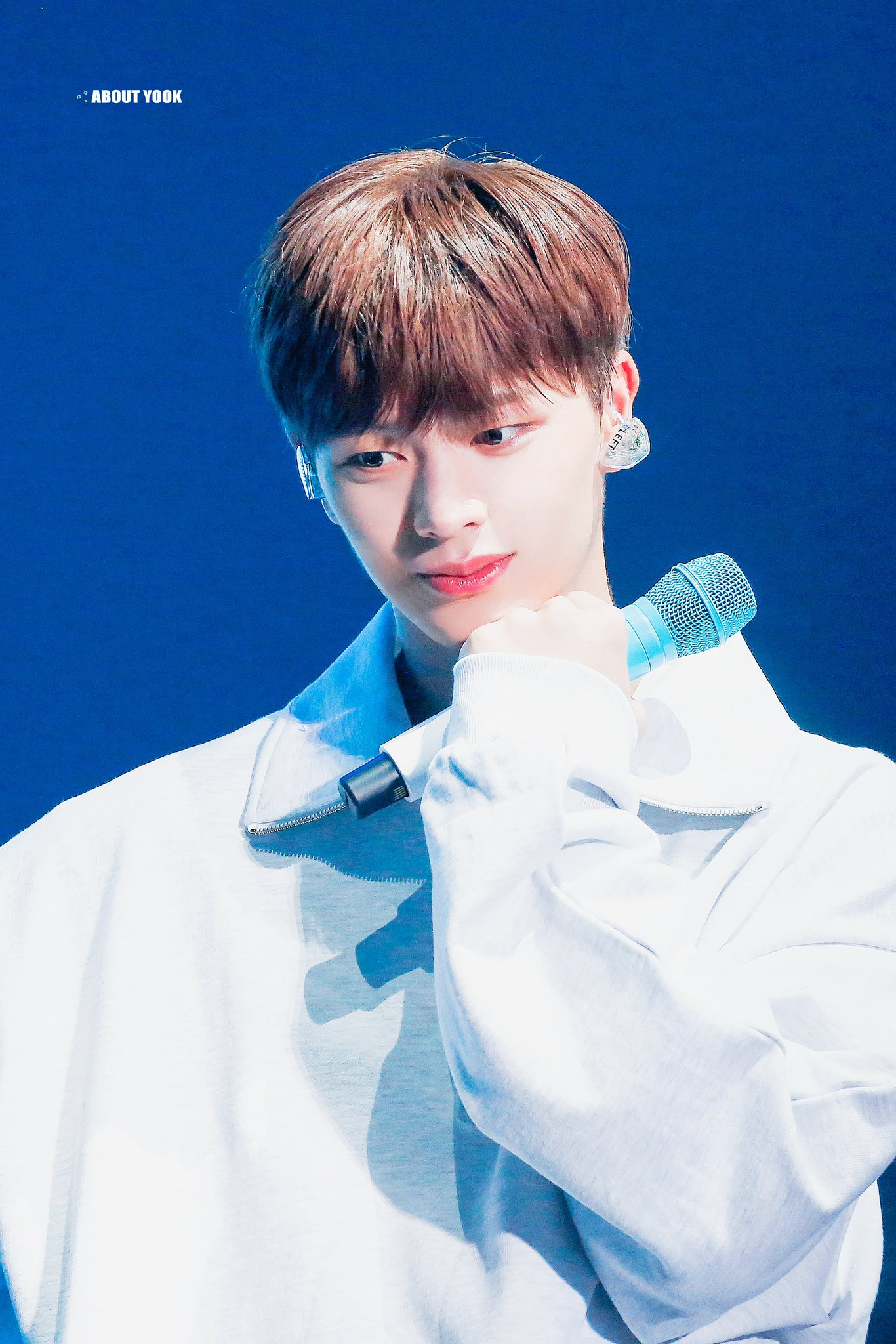 [잡담] 육성재 콘서트 고화질 뜨는거 다 너무 잘생겼다 | 인스티즈