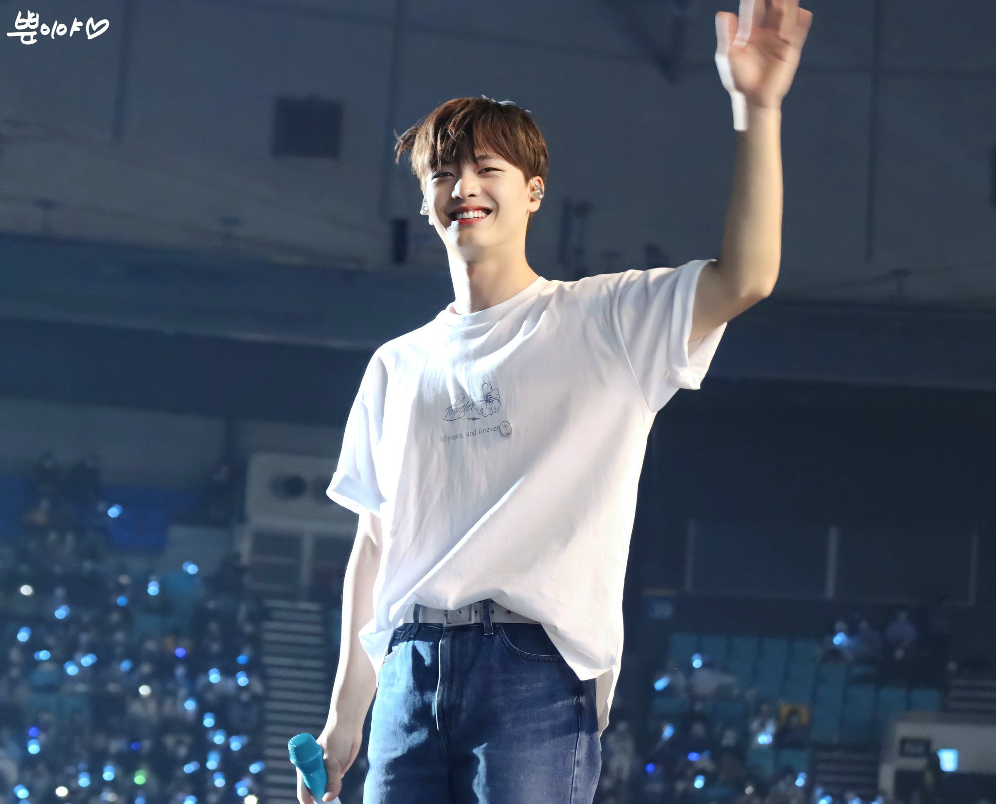 [잡담] 육성재 콘서트 고화질 뜨는거 다 너무 잘생겼다 | 인스티즈
