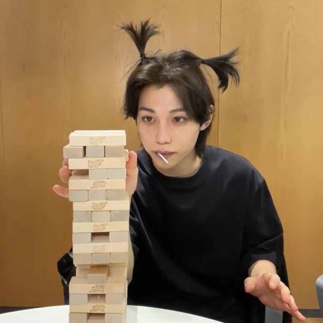 [잡담] 용복이 머리 이 상태로 젠가 하는 중 | 인스티즈