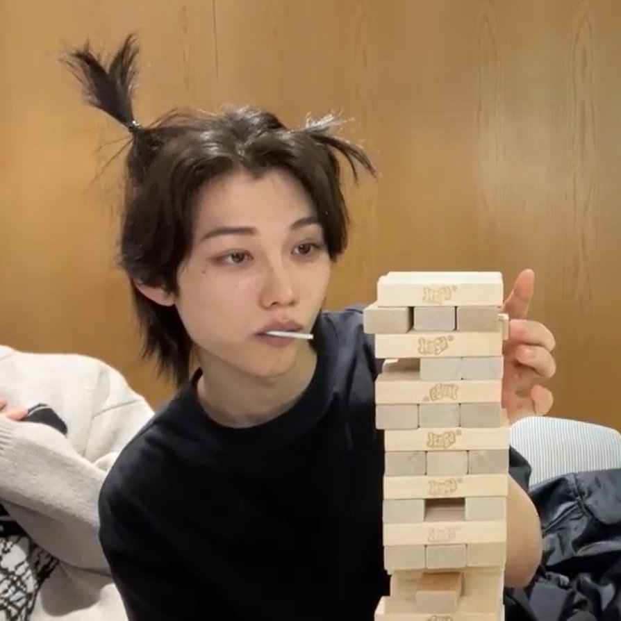 [잡담] 용복이 머리 이 상태로 젠가 하는 중 | 인스티즈