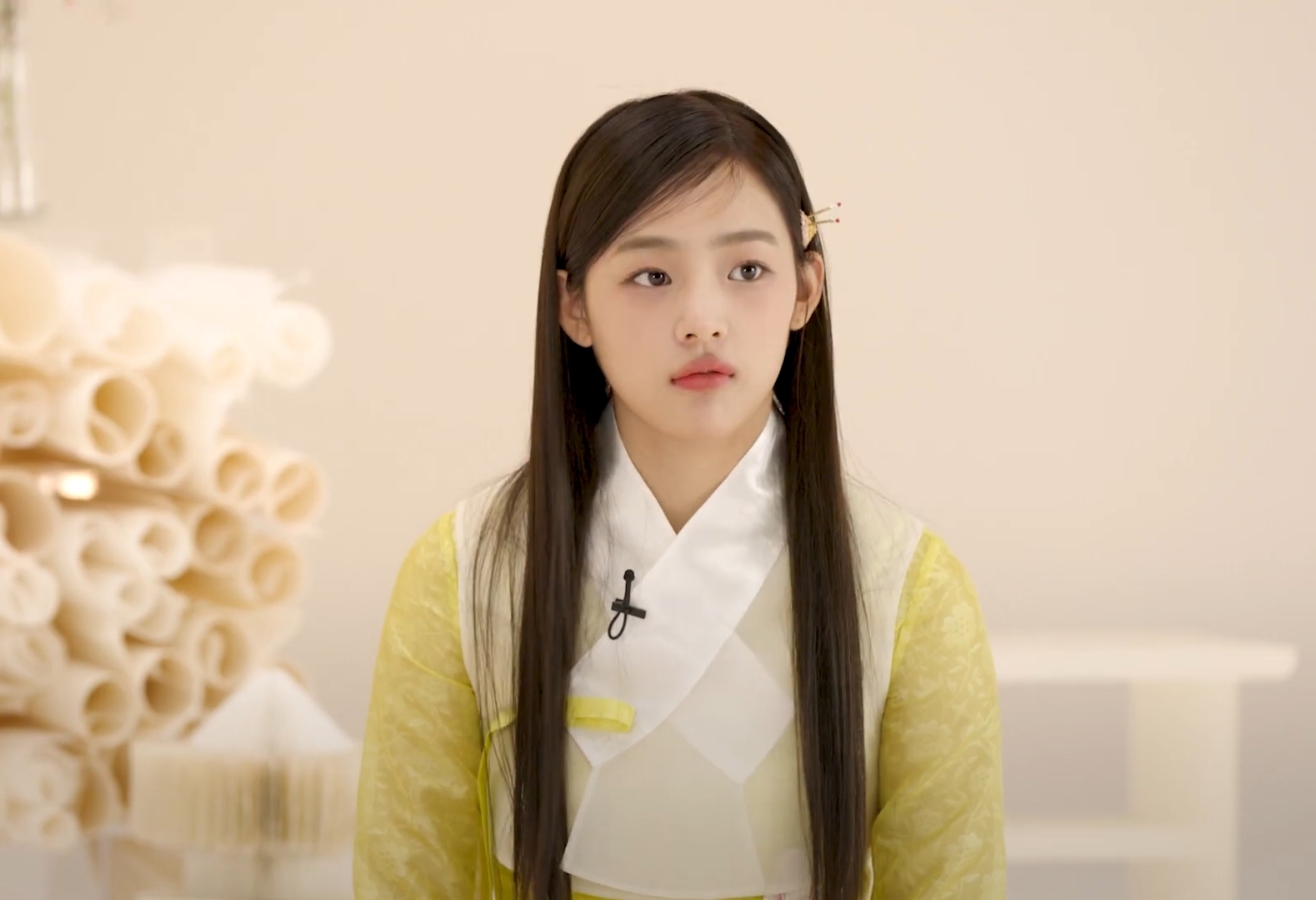 [잡담] 민지 노란옷(?) 처음 보는거 같은데 잘 어울린다 | 인스티즈