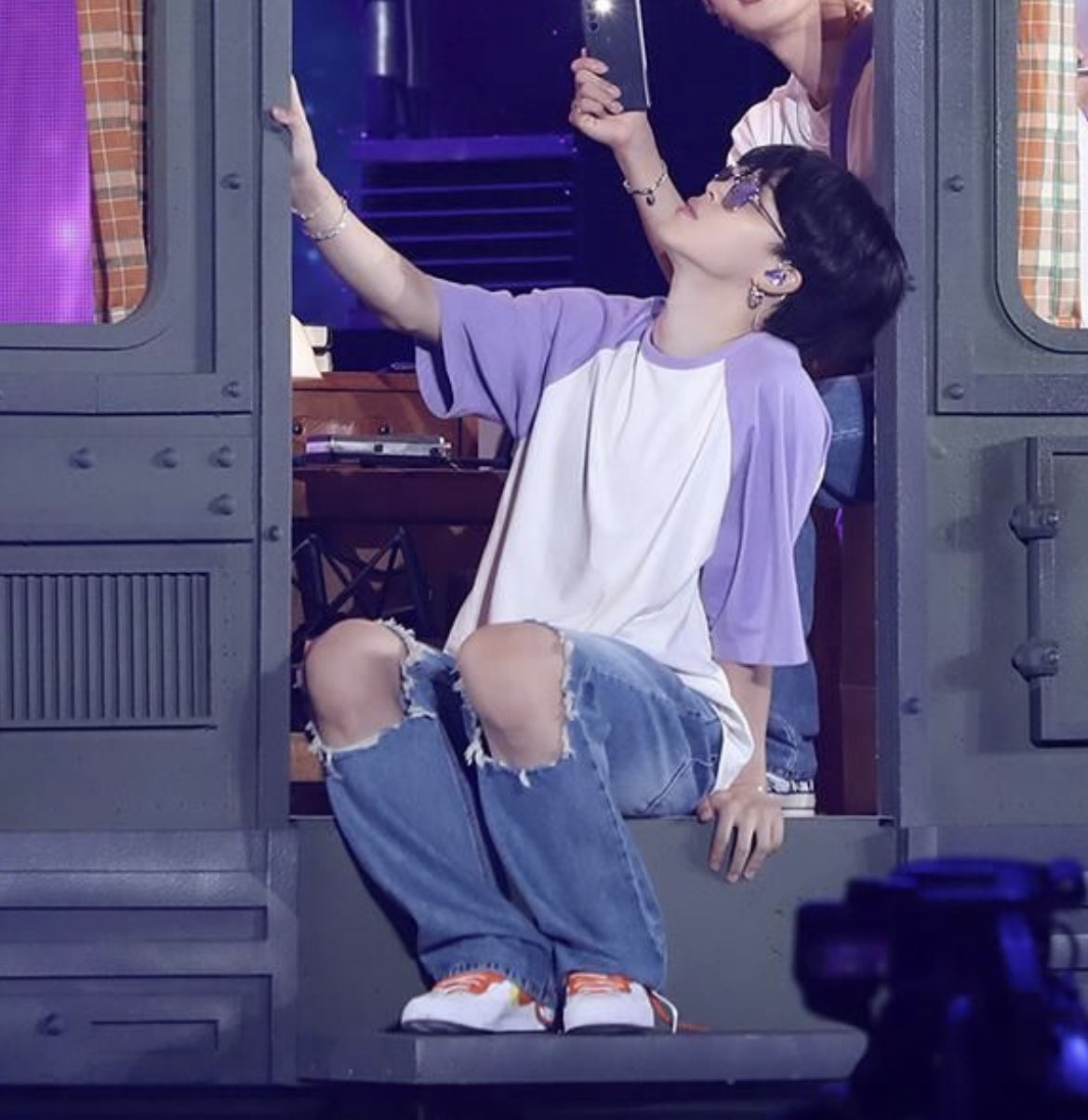 [잡담] 방탄 지민 어깨가 이러니까 개이쁜 훈녀핏이 나오는구나 | 인스티즈