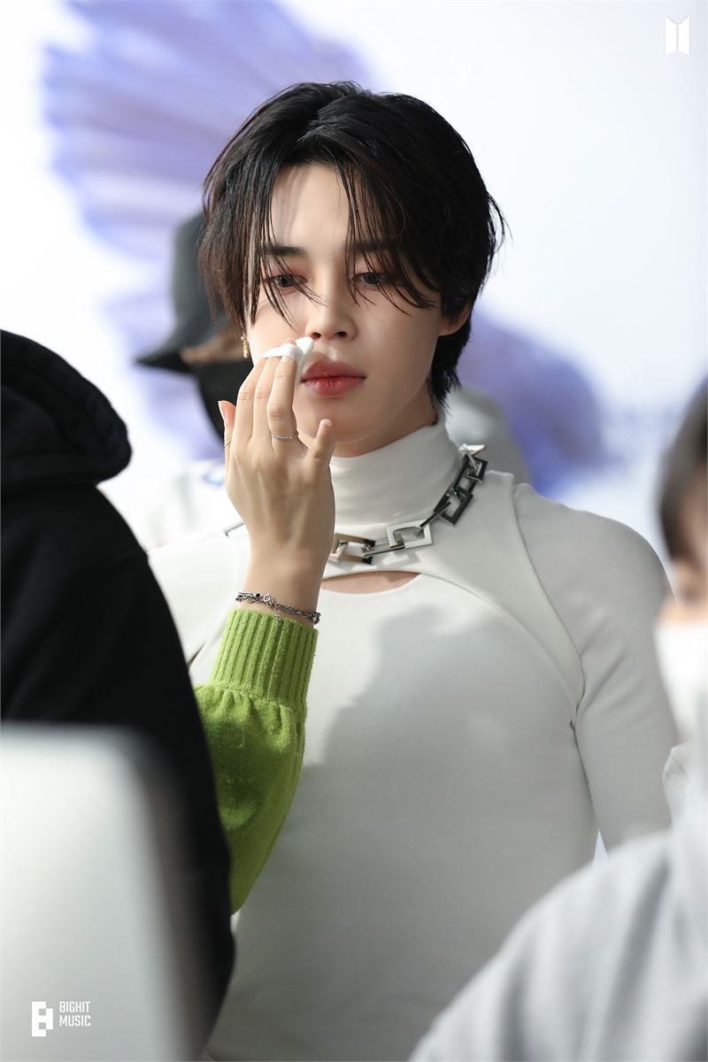 [잡담] 방탄 지민 어깨가 이러니까 개이쁜 훈녀핏이 나오는구나 | 인스티즈