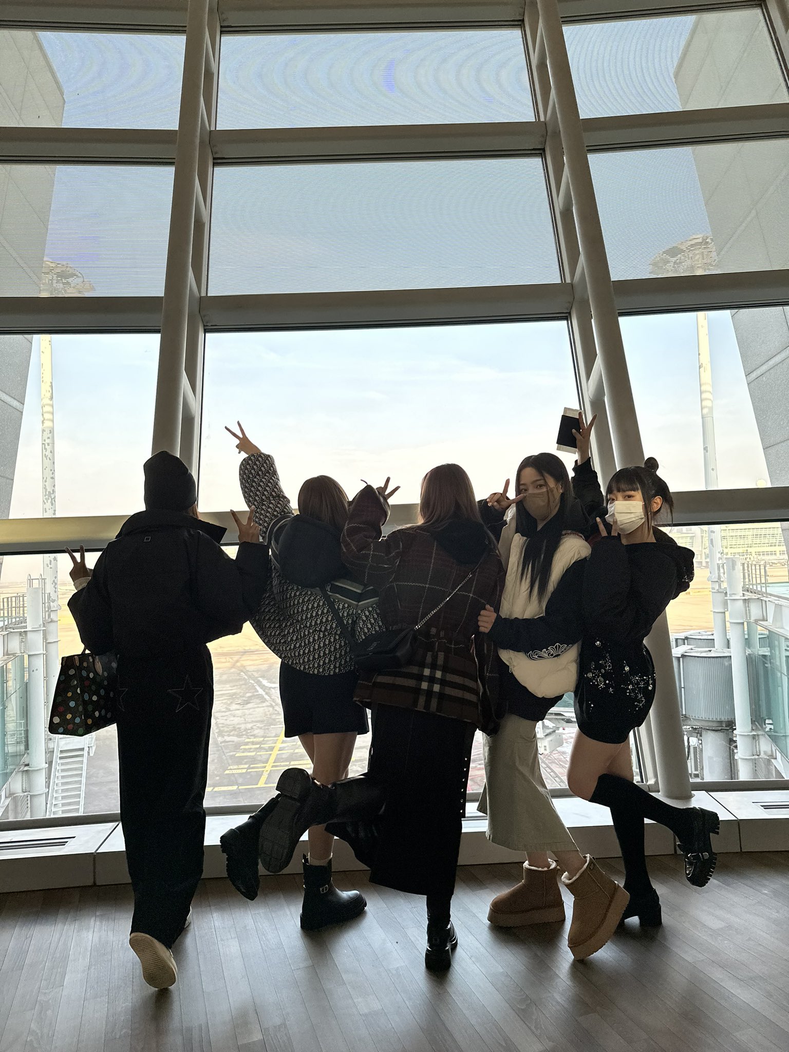 [잡담] 뉴진스 잘 다녀와 내일 골디 파이팅 🐰💗👖 | 인스티즈
