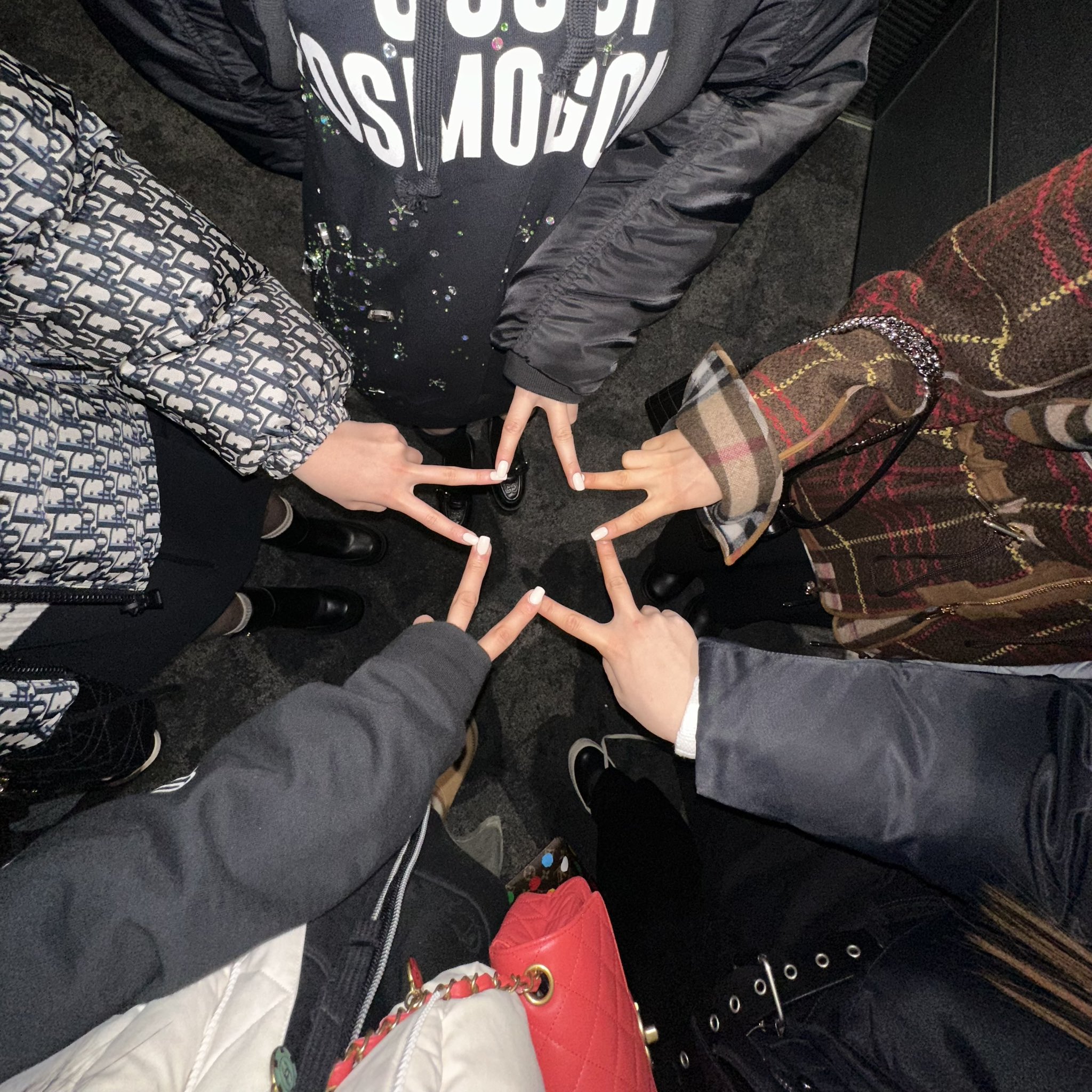 [잡담] 뉴진스 잘 다녀와 내일 골디 파이팅 🐰💗👖 | 인스티즈