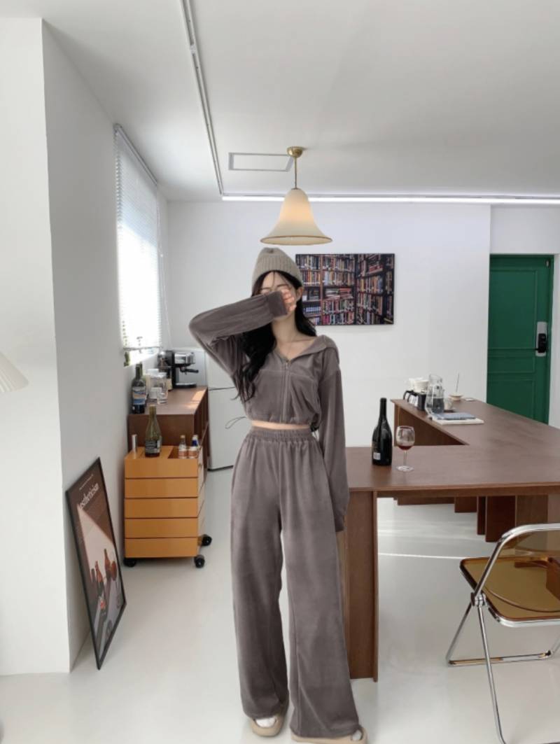 익들!!! 봄에는 벨벳으로 된 옷 잘 입어지려나..?? 벨벳 츄리닝 세트 사고싶은데 살말 ㅠㅠ!!! | 인스티즈