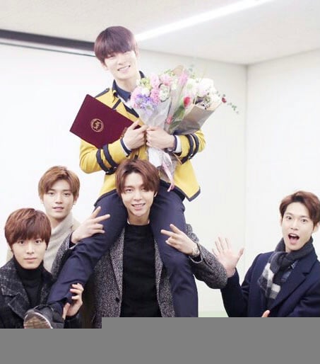 [잡담] 아 엔시티 재현 뭔가 의젓한 이미지였는데 쟈니 목마 타고 있는 사진 보니까 느낌이 이상해ㅋㅋ | 인스티즈