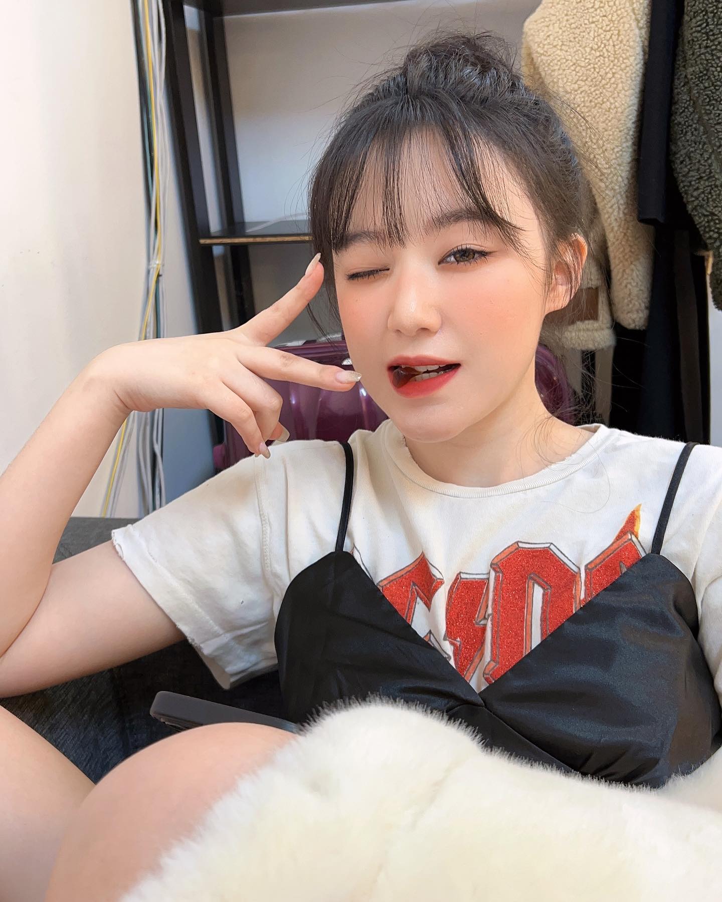 [잡담] 사진 찍을 때 냅다 브이하는 슈화 너무 귀여워 | 인스티즈