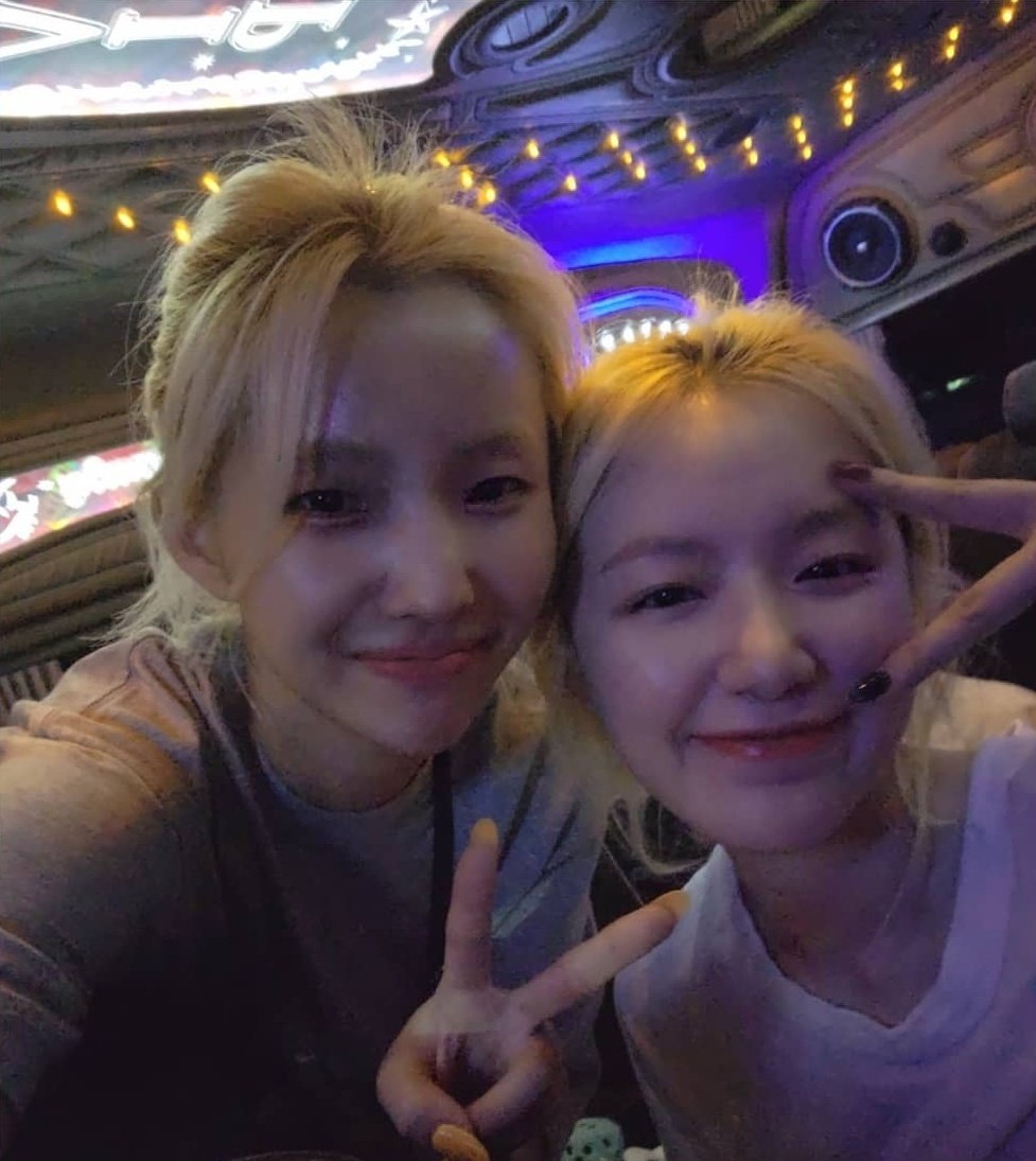 [잡담] 사진 찍을 때 냅다 브이하는 슈화 너무 귀여워 | 인스티즈