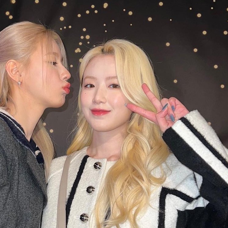 [잡담] 사진 찍을 때 냅다 브이하는 슈화 너무 귀여워 | 인스티즈