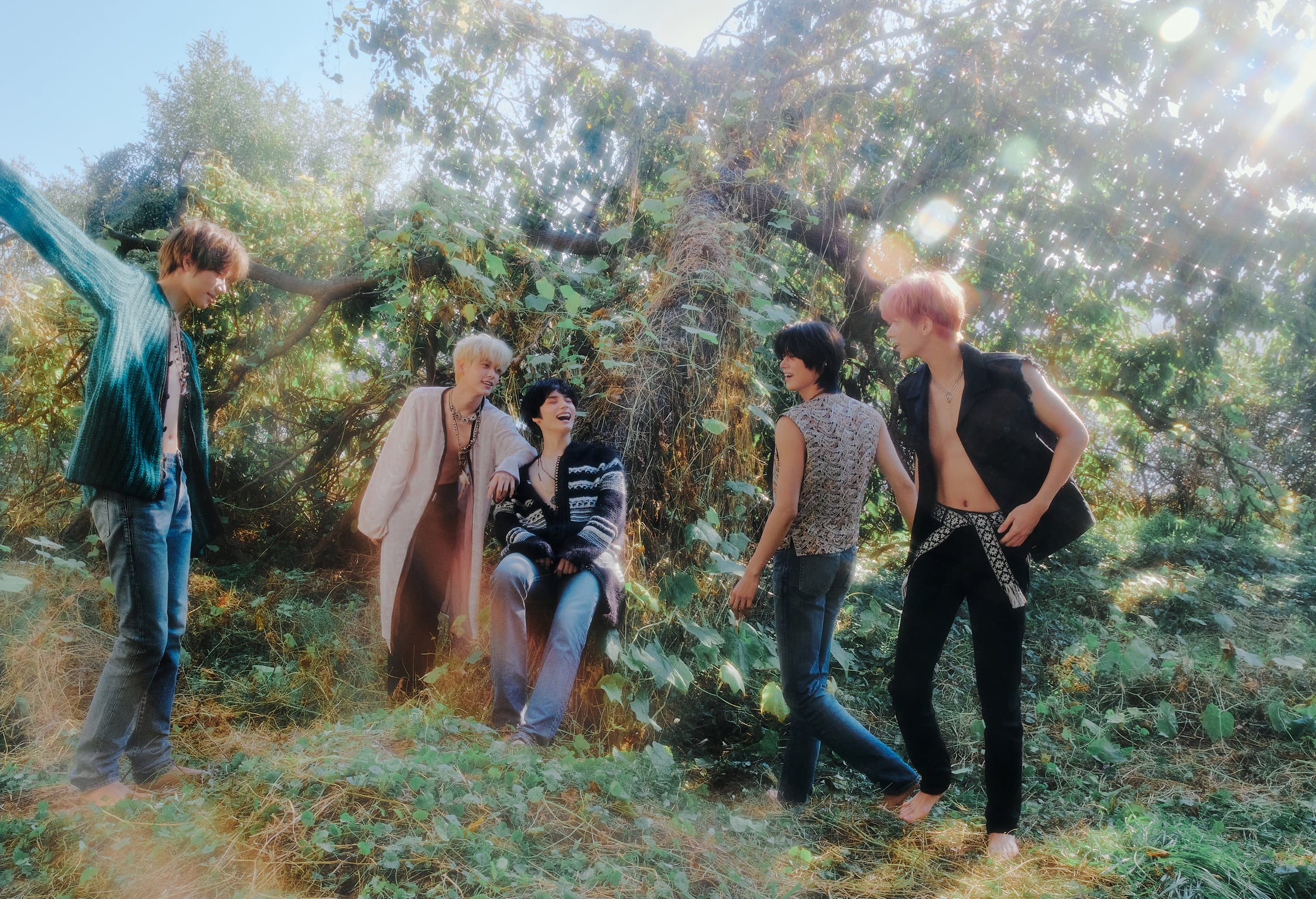 [잡담] 오늘 투바투 원래 안에 아무것도 안입는 의상인데 다입고 온것도 기여워 죽겠다💚💖💚 | 인스티즈