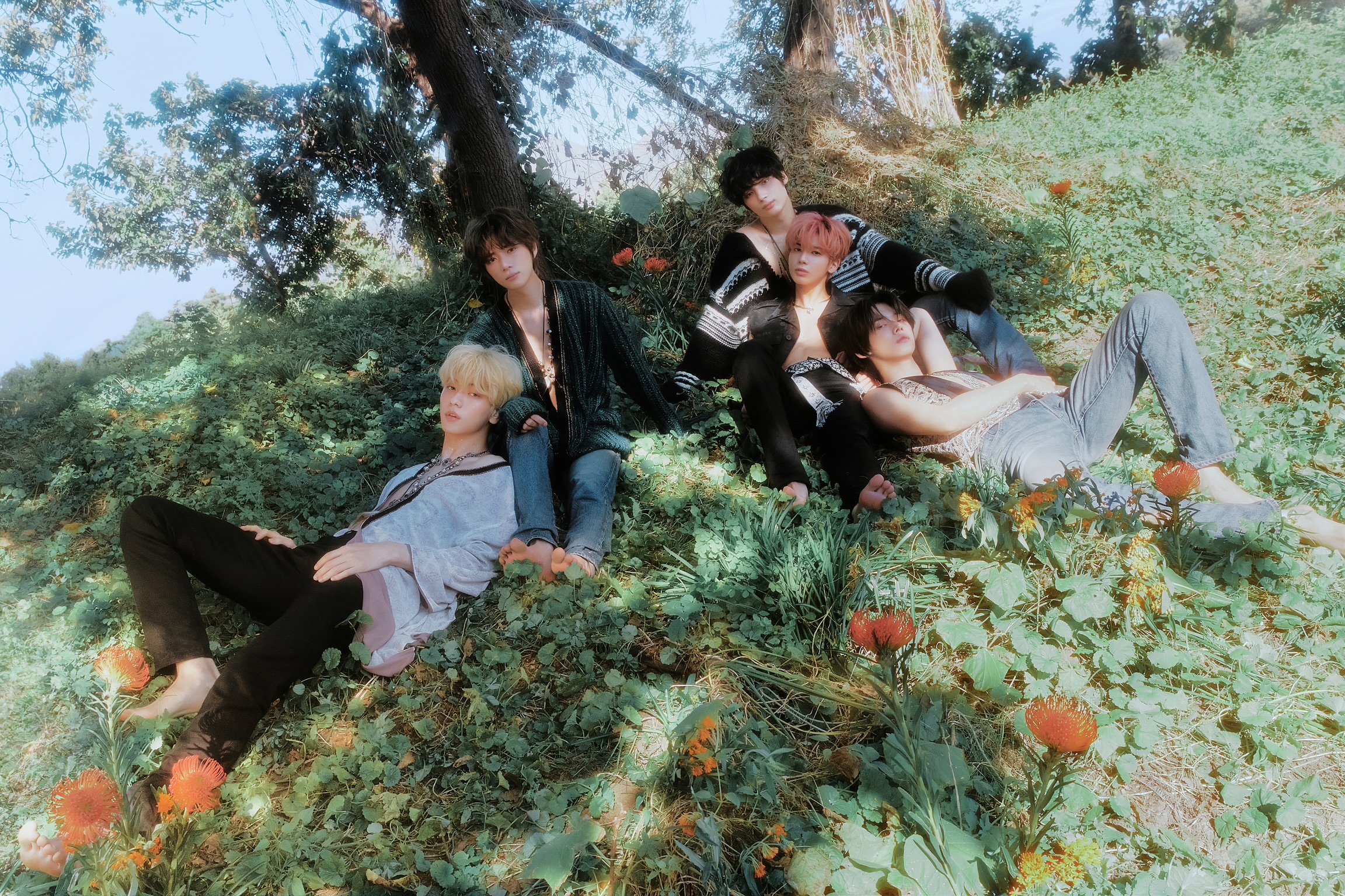 [잡담] 오늘 투바투 원래 안에 아무것도 안입는 의상인데 다입고 온것도 기여워 죽겠다💚💖💚 | 인스티즈
