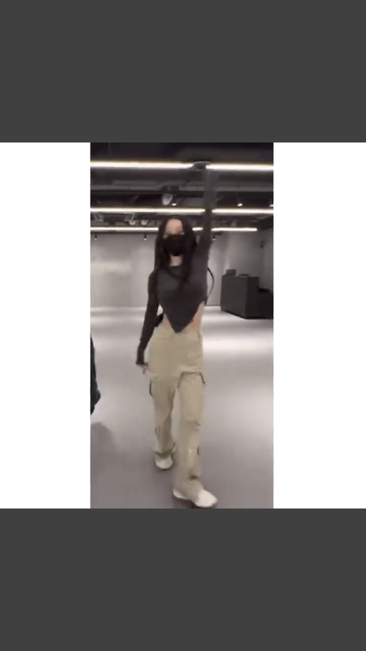 [잡담] 카리나 안무영상 옷 아는 사람?? | 인스티즈