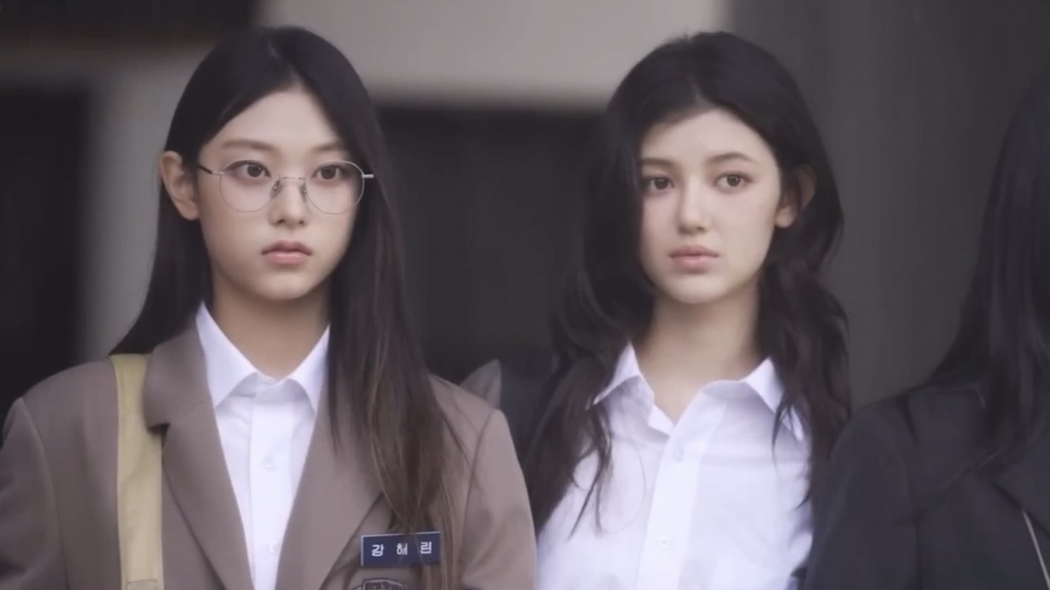 [잡담] 아 진심 뉴진스 이 둘 지브리, 넷플 여주 같음.... | 인스티즈