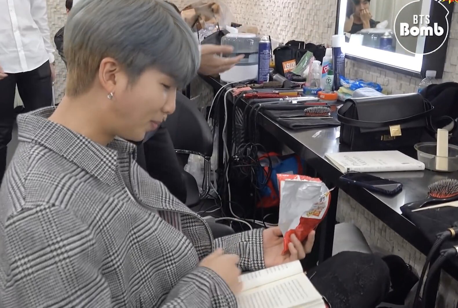 [잡담] 방탄 알엠처럼 되려면 진짜 때장소 안가리고 독서해야 하구나 | 인스티즈