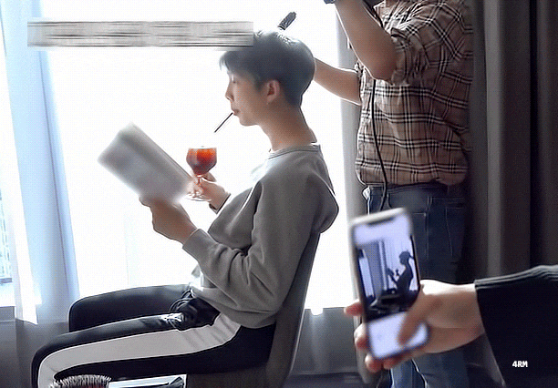 [잡담] 방탄 알엠처럼 되려면 진짜 때장소 안가리고 독서해야 하구나 | 인스티즈
