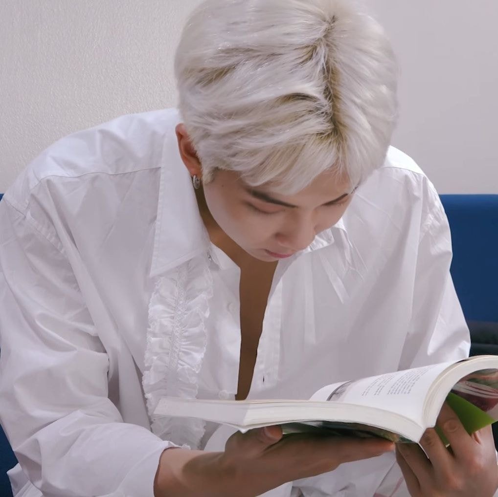 [잡담] 방탄 알엠처럼 되려면 진짜 때장소 안가리고 독서해야 하구나 | 인스티즈