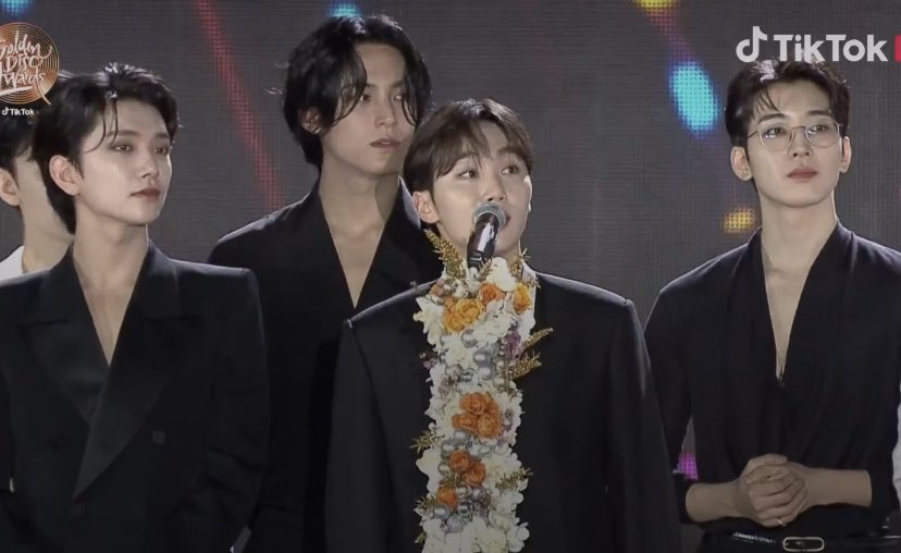 [잡담] 아니 세븐틴 이사진 뒤에 세사람 뭐임? | 인스티즈