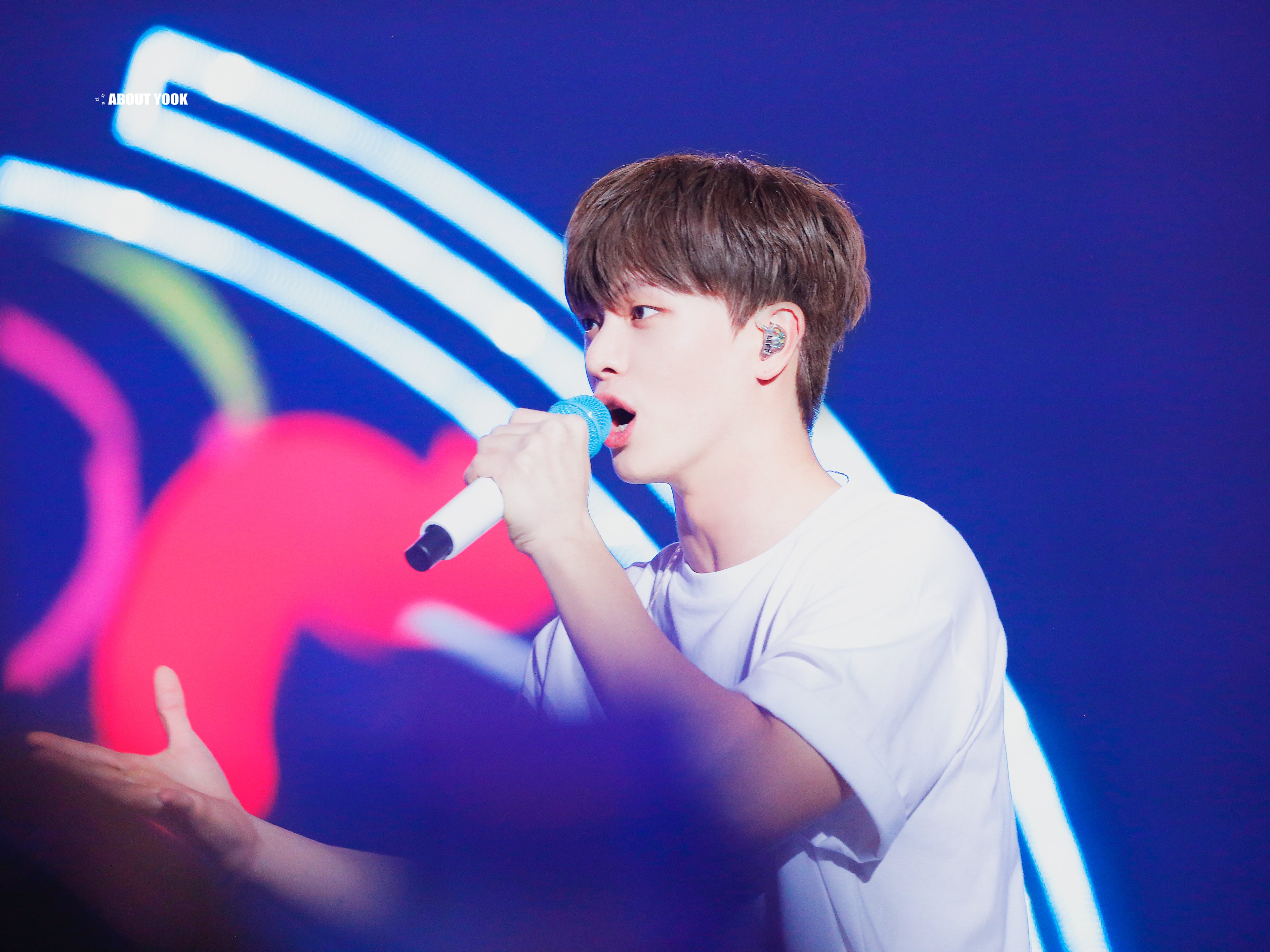 [잡담] 육성재 콘서트 사진들 왜케 귀엽냐🥹 | 인스티즈