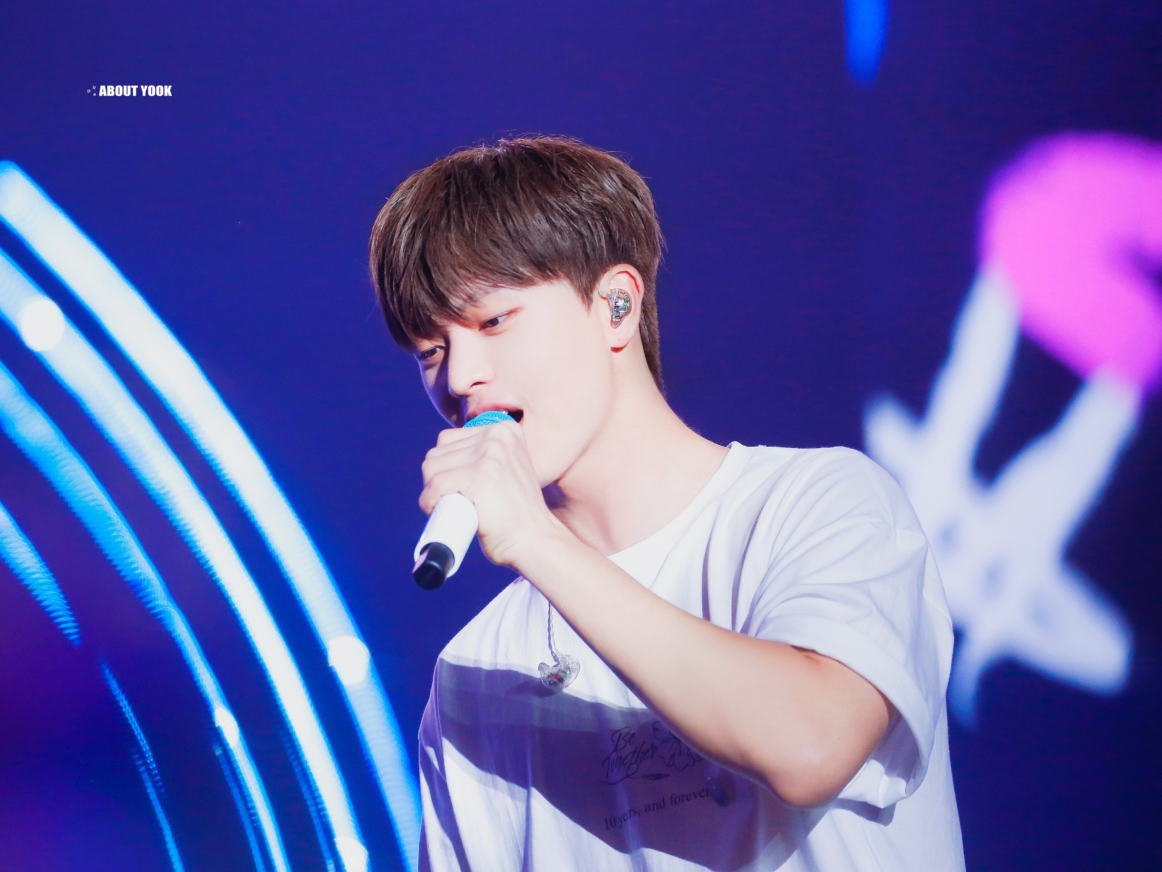 [잡담] 육성재 콘서트 사진들 왜케 귀엽냐🥹 | 인스티즈