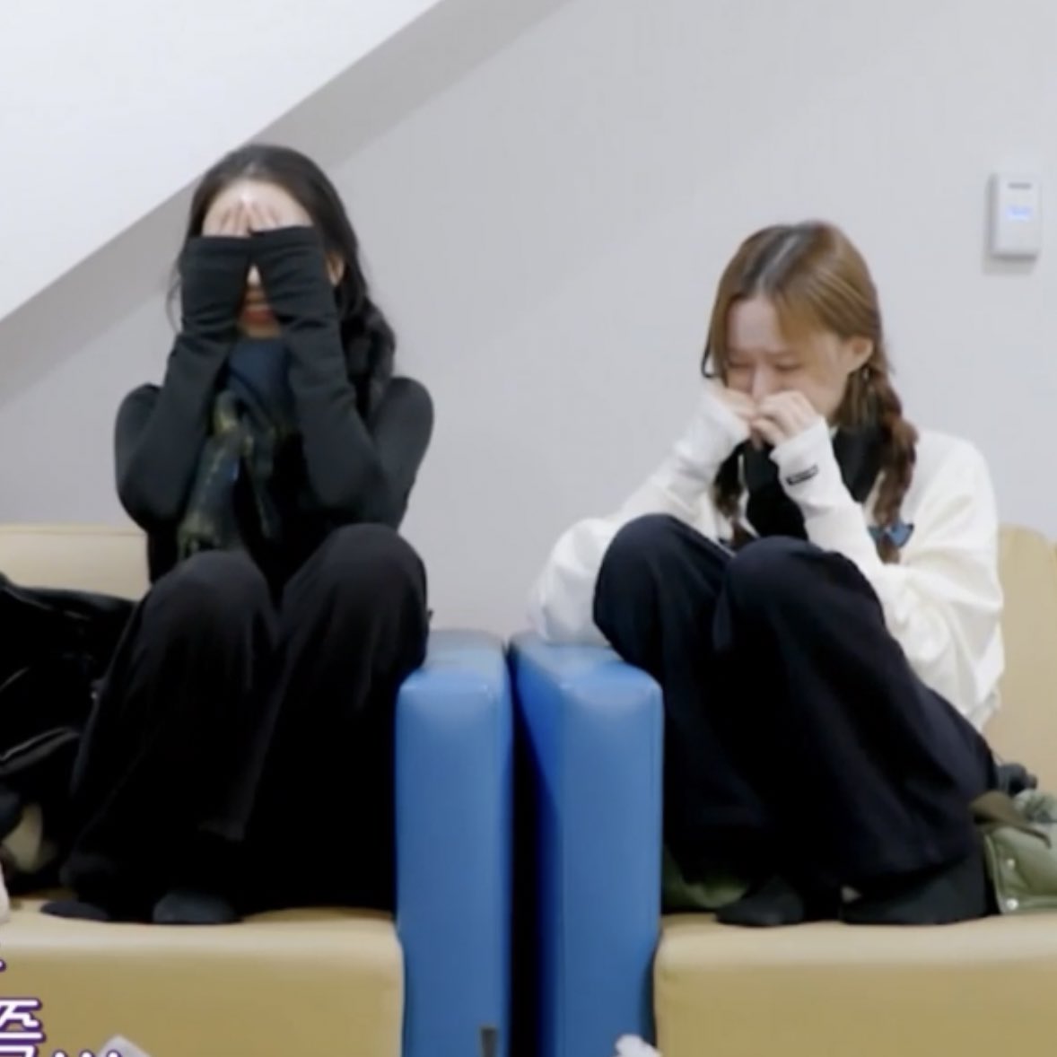 [잡담] 우는 동생 웃는 언니 | 인스티즈