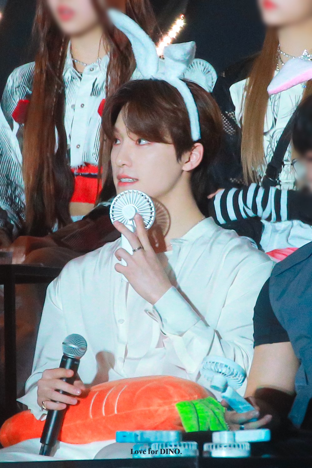 [잡담] 세븐틴 등장에 다들 인사하는데 꿋꿋하게 앉아 있는 한명 | 인스티즈