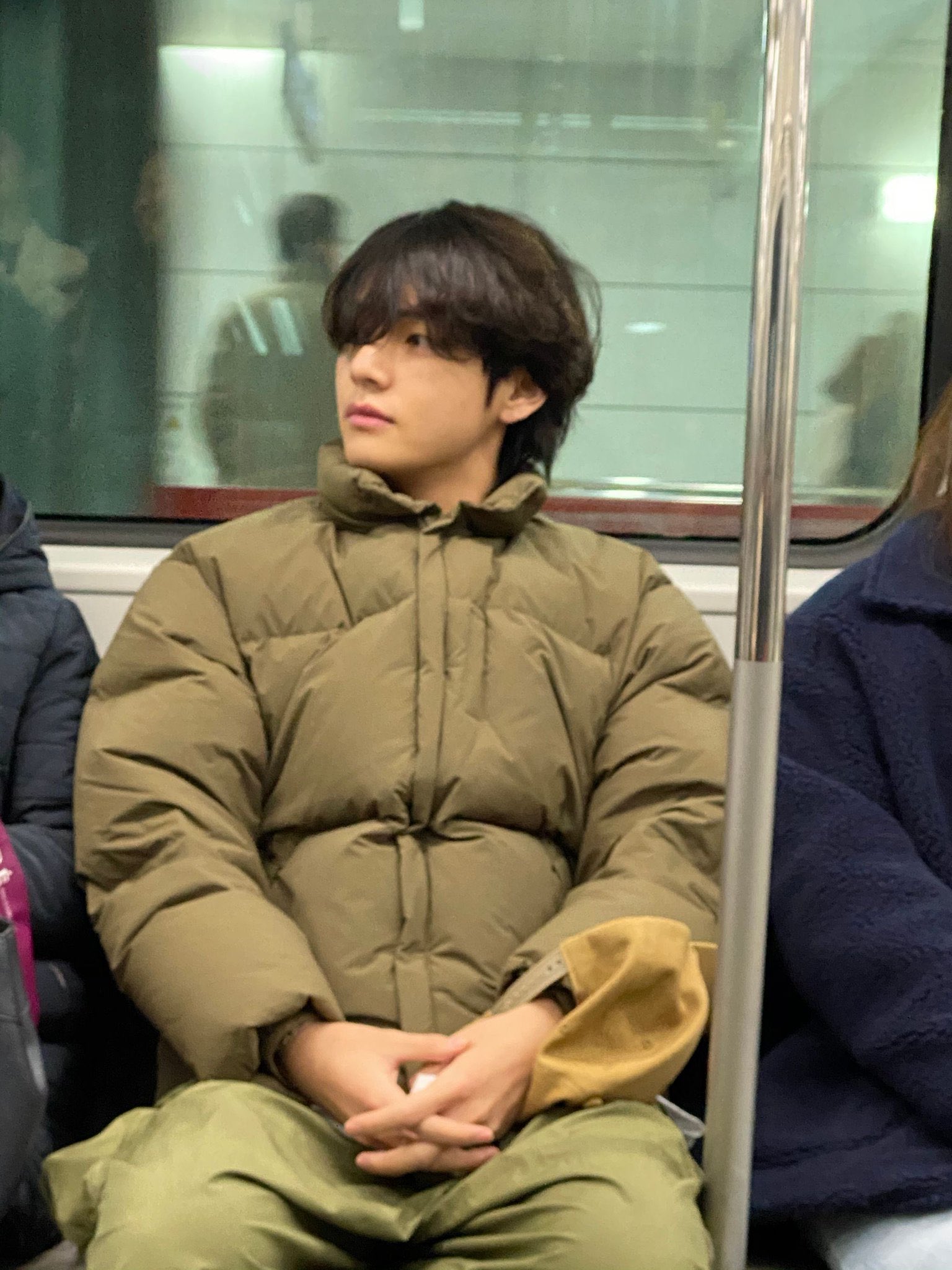 [잡담] 지하철 탔는데 앞에 방탄 뷔랑 너무 닮은 사람 있다고 생각할 듯 | 인스티즈