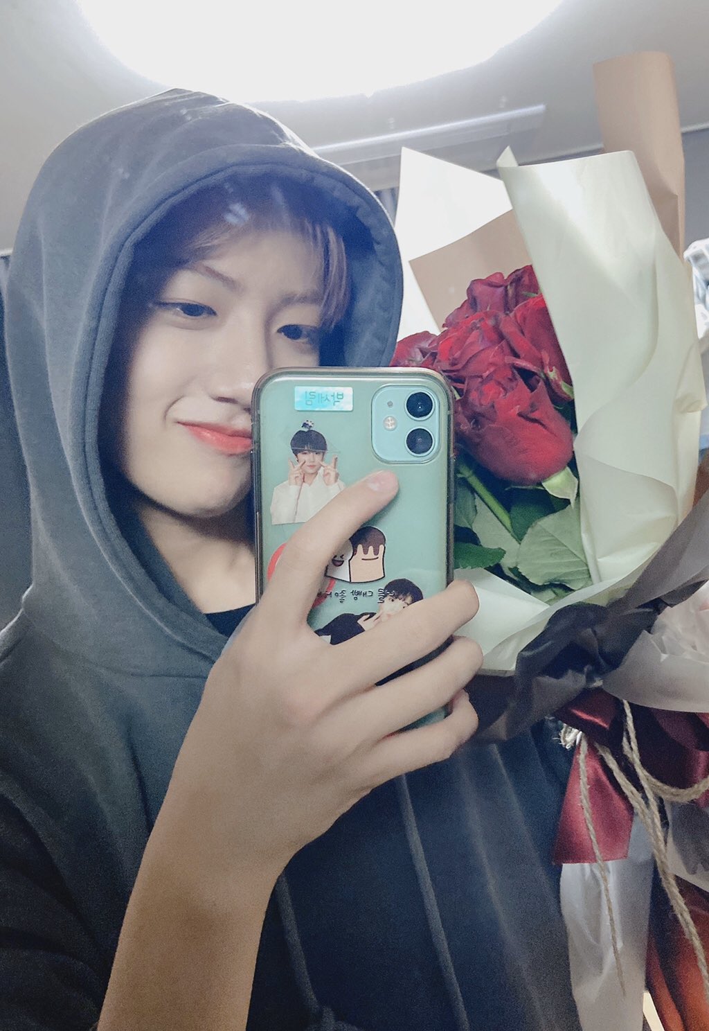 [잡담] 데뷔후로 폰 뒷면이 깨끗한걸 본적이 없어 | 인스티즈
