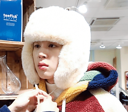 [잡담] 방탄 입국짤에 눈에 띄는 삼각김밥 하나ㅋㅋㅋㅋ | 인스티즈