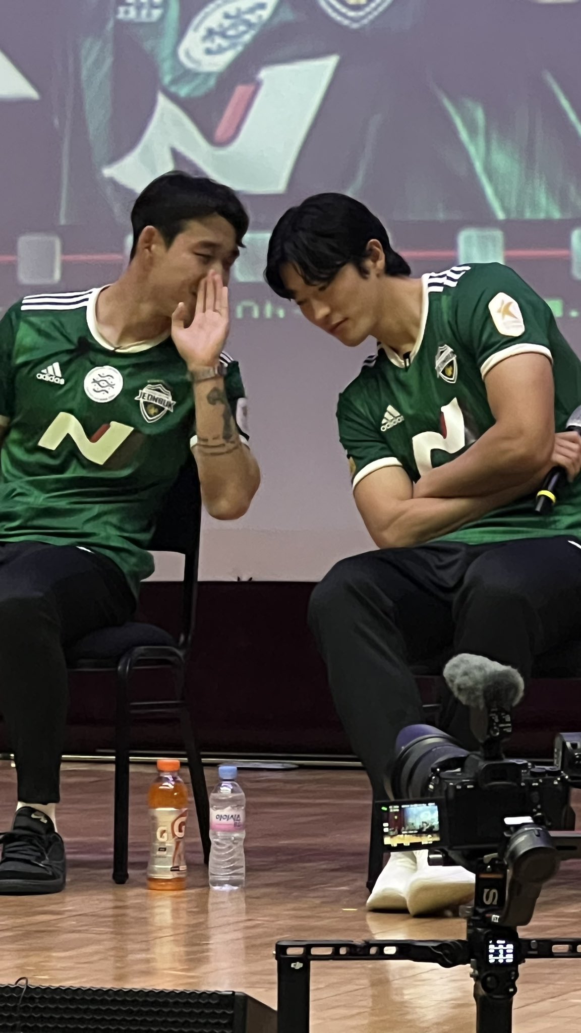 [잡담] 조규성 팔뚝 진짜 미땡나... 팔짱 끼는 거 금지 시켜야함... | 인스티즈
