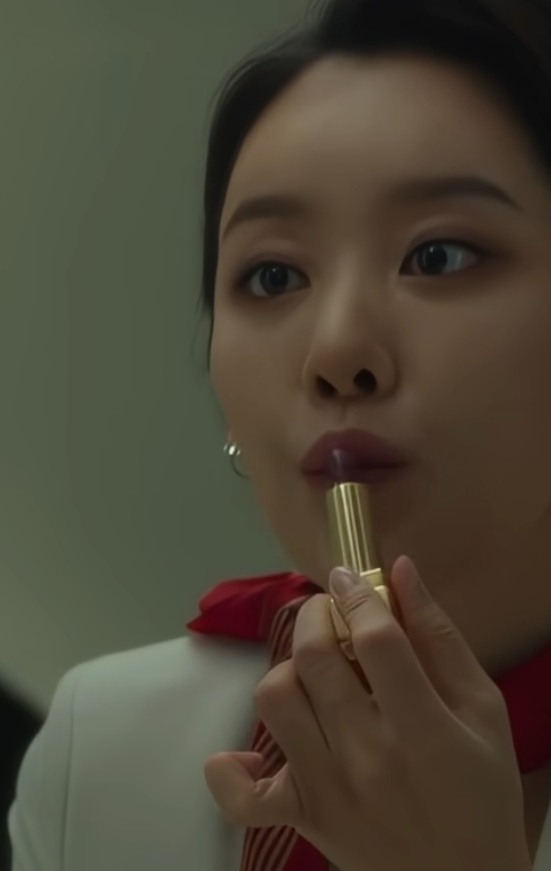 [잡담] 더글로리 승무원 친구가 바르는 립스틱 뭔지 아는 사람? | 인스티즈