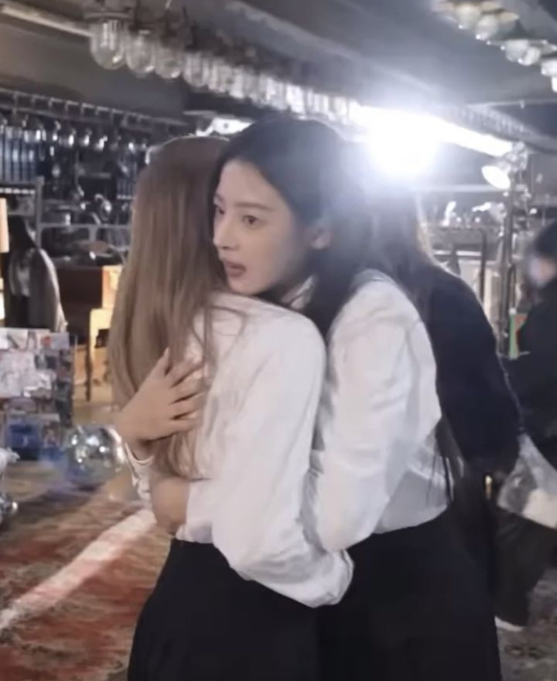 [잡담] 해린 누가 안아주면 그냥 어정쩡하게 안겨있는거 너무 ㄱㅇㅇ | 인스티즈