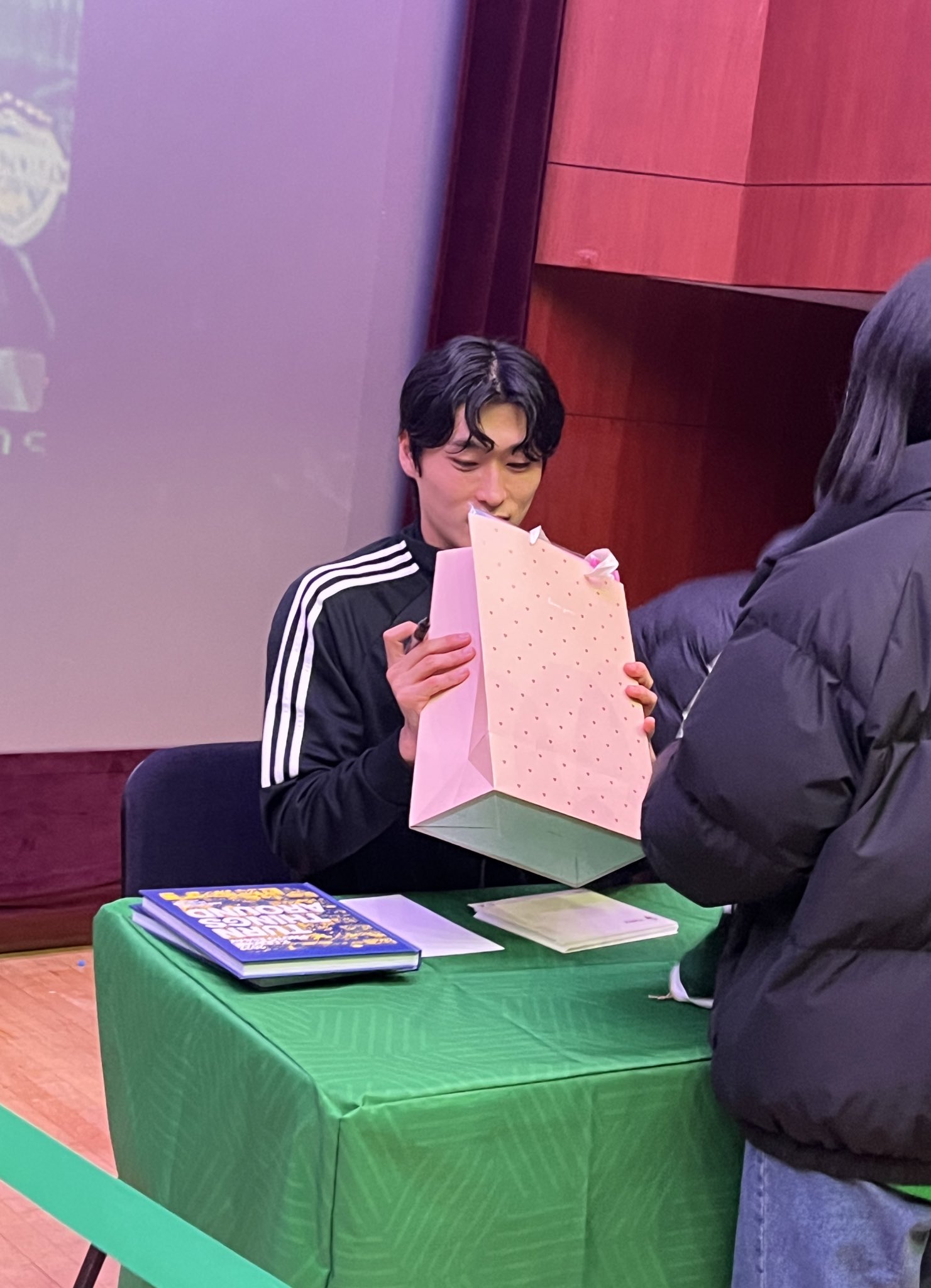 [잡담] 팬이 준 선물 보고 눈 짱 커진 조규성 볼 사람 | 인스티즈