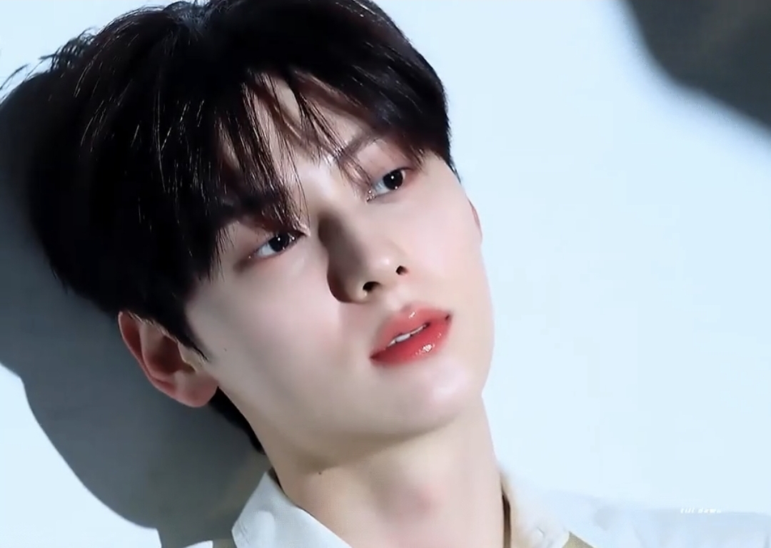 [잡담] 황민현 팬들아 이 짤 원본 제발제발 알려줘라 | 인스티즈