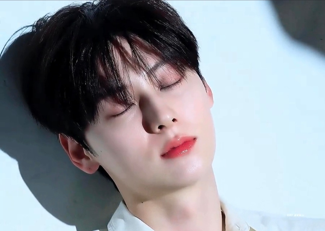 [잡담] 황민현 팬들아 이 짤 원본 제발제발 알려줘라 | 인스티즈