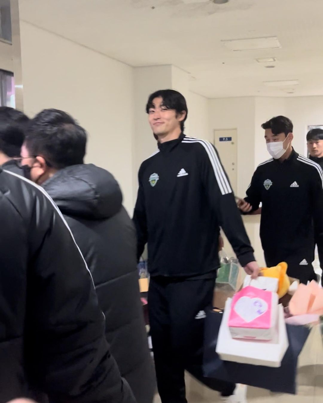 [잡담] 선물 가져가는 조규성 하이틴 영화 쇼핑장면 같음ㅋㅋㅋㅋ | 인스티즈