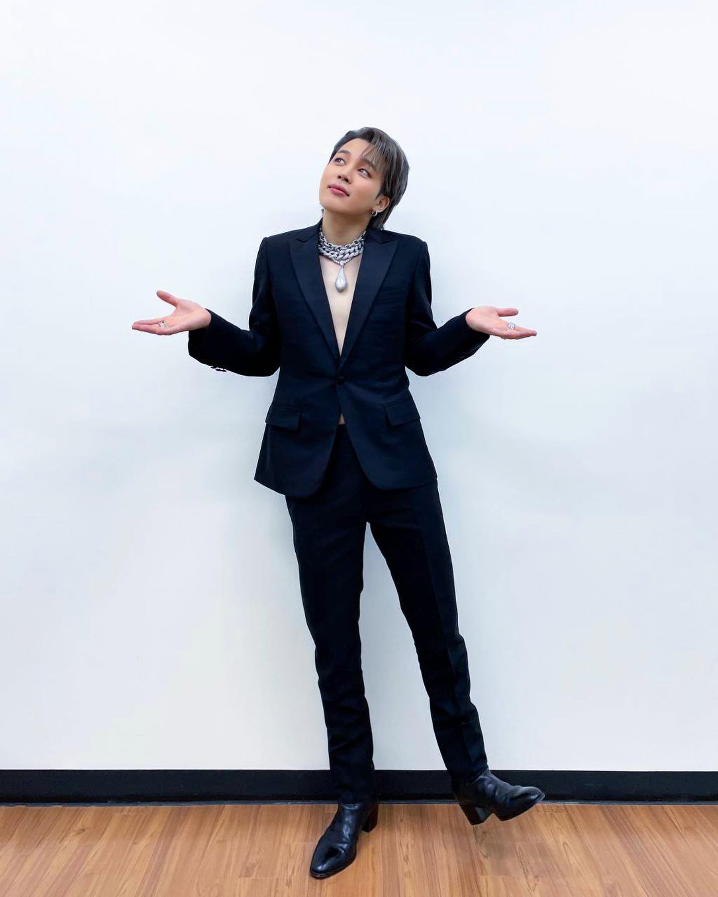 [잡담] 방탄 지민 방금 올라온 인스타 사진 목걸이 봐 | 인스티즈