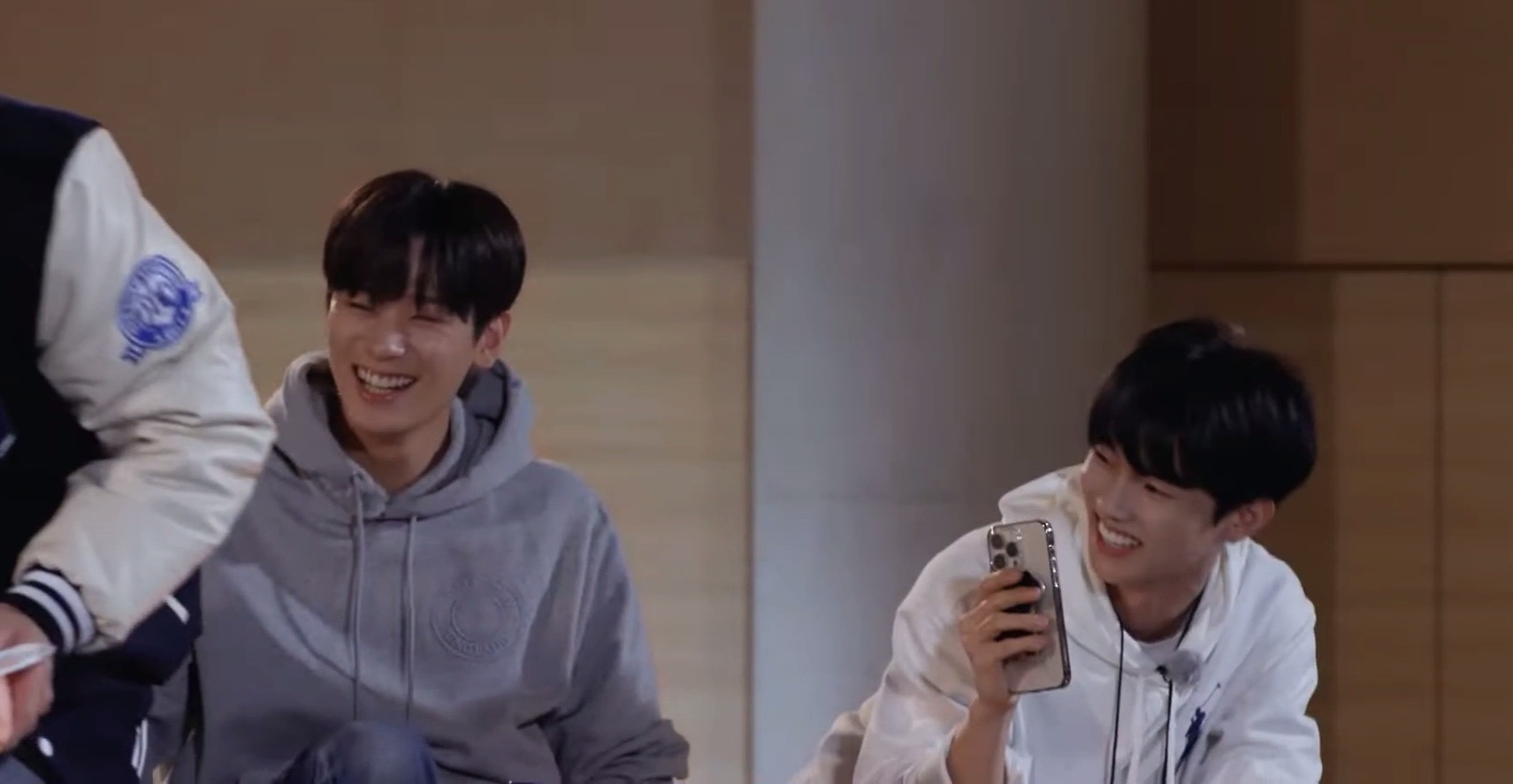 [잡담] 더보이즈 현재 우는데 ㅠ ㅠ 멤버들 반응 ㅋㅋㅋㅋㅋㅋ | 인스티즈