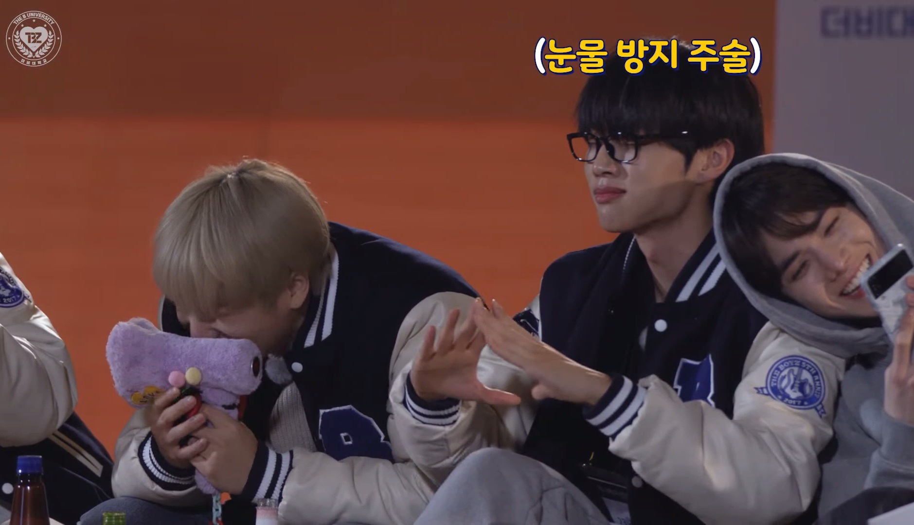 [잡담] 더보이즈 현재 우는데 ㅠ ㅠ 멤버들 반응 ㅋㅋㅋㅋㅋㅋ | 인스티즈