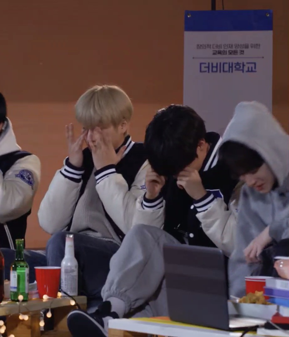 [잡담] 더보이즈 현재 우는데 ㅠ ㅠ 멤버들 반응 ㅋㅋㅋㅋㅋㅋ | 인스티즈