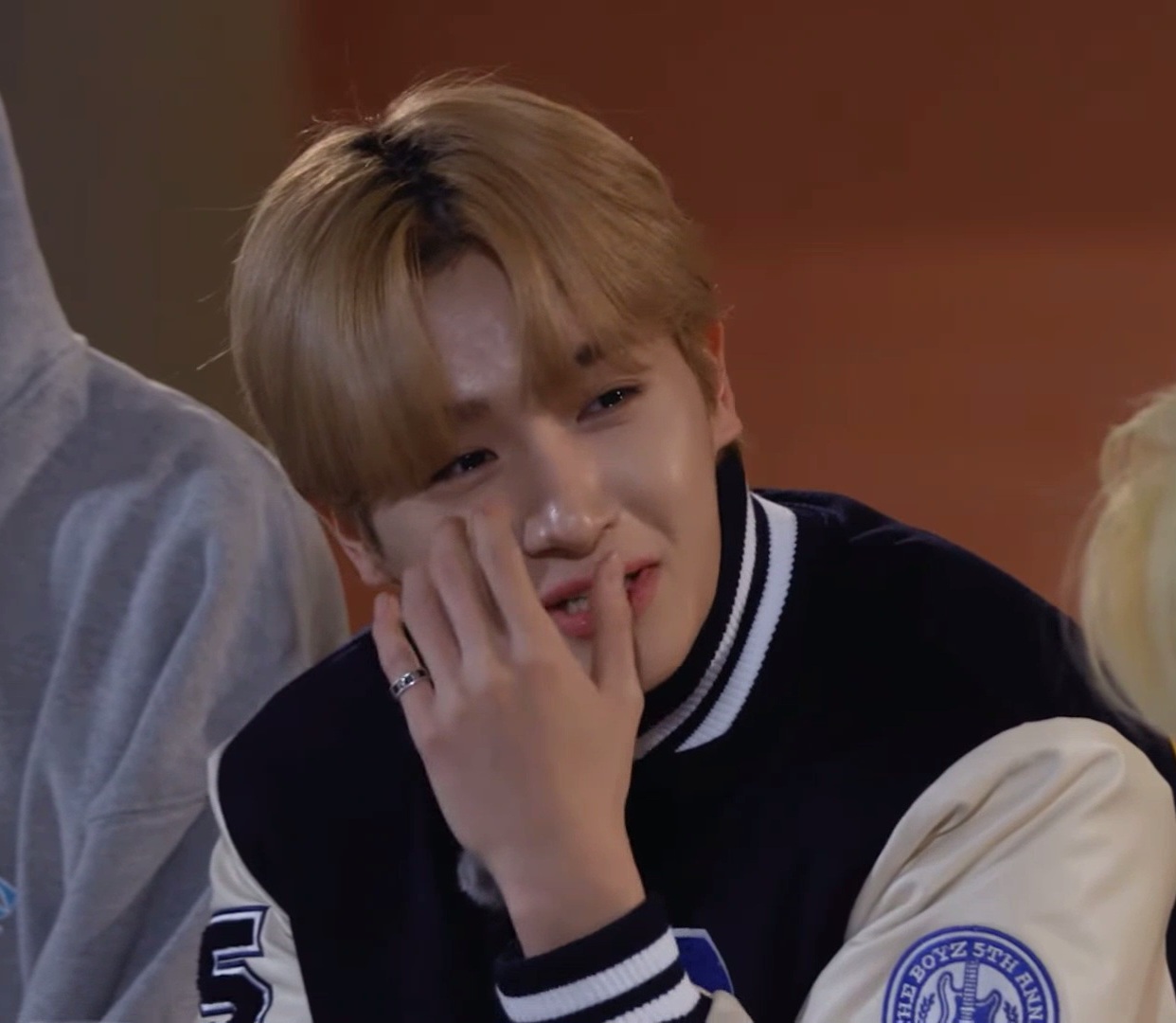[잡담] 더보이즈 현재 우는데 ㅠ ㅠ 멤버들 반응 ㅋㅋㅋㅋㅋㅋ | 인스티즈